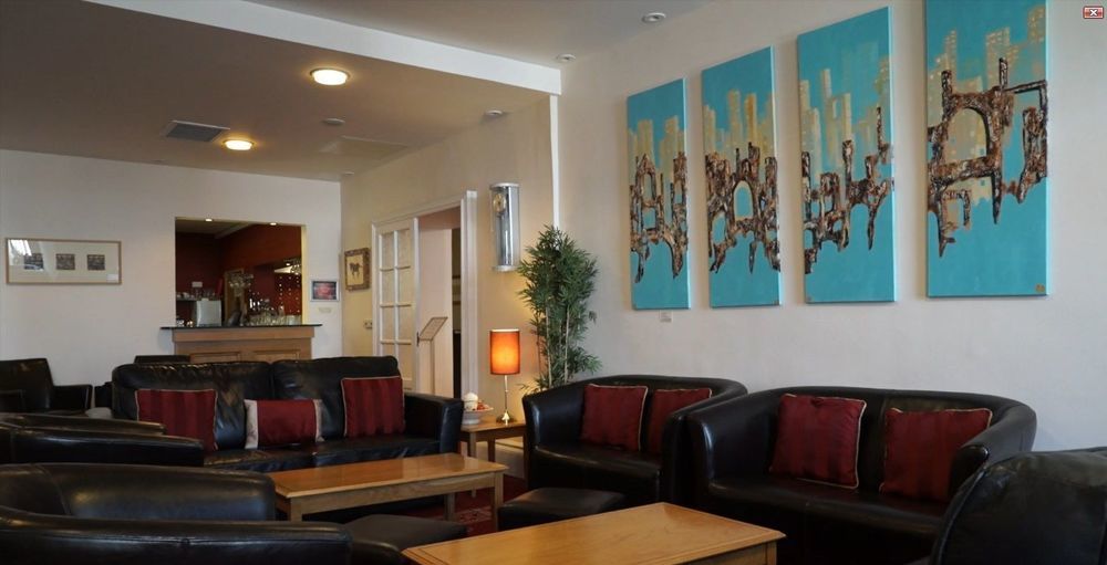 Portrush Adelphi Exterior foto The lounge at the airport