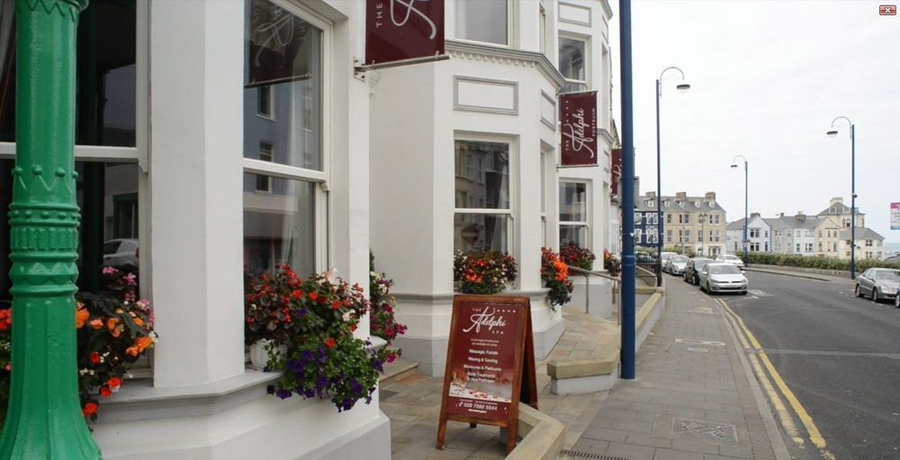 Portrush Adelphi Exterior foto The exterior of the restaurant in 2007