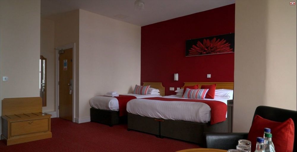 Portrush Adelphi Exterior foto A typical hotel room