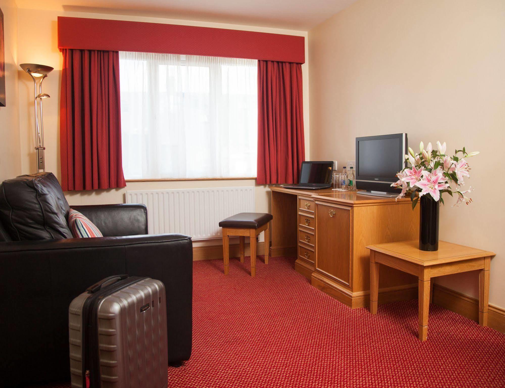 Portrush Adelphi Exterior foto A typical hotel room