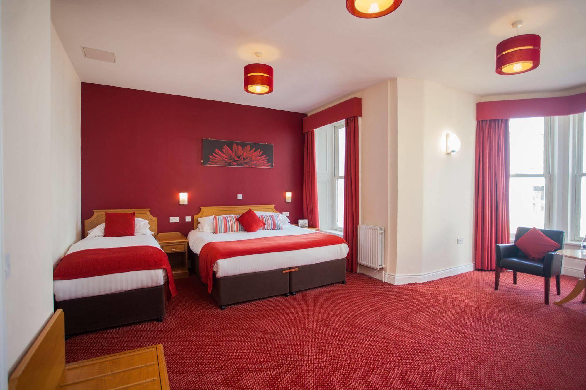 Portrush Adelphi Exterior foto A room at the hotel